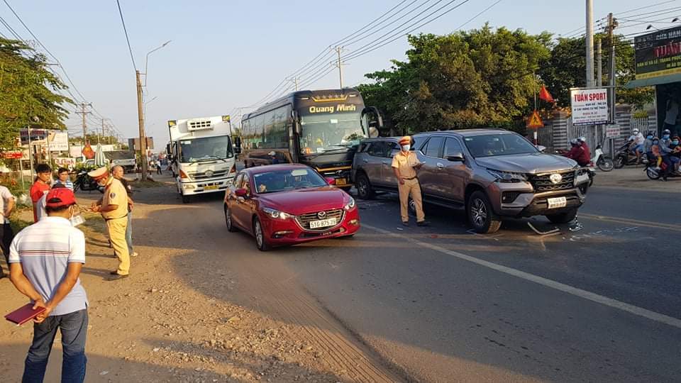 Bốn ô tô tông liên hoàn, nghìn xe tê liệt trên quốc lộ 1