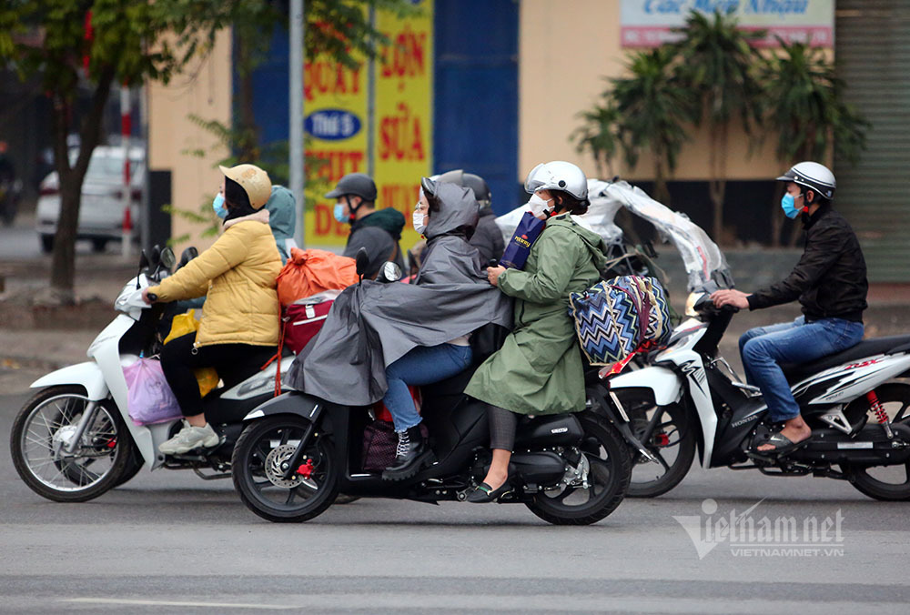 Những em bé sau lưng bố mẹ về lại Thủ đô sau Tết