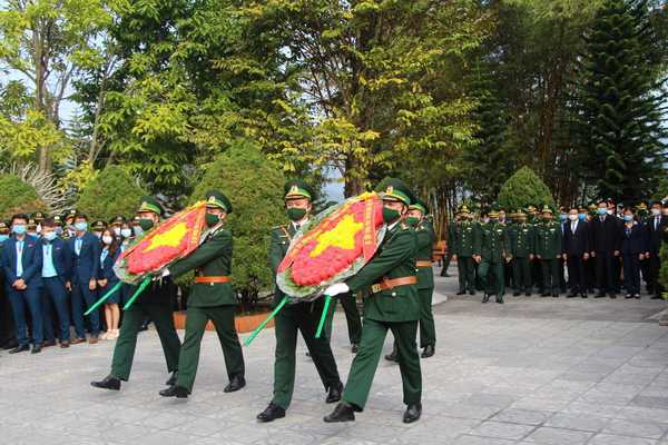 Dâng hương tưởng niệm các Anh hùng liệt sĩ bảo vệ biên giới phía Bắc