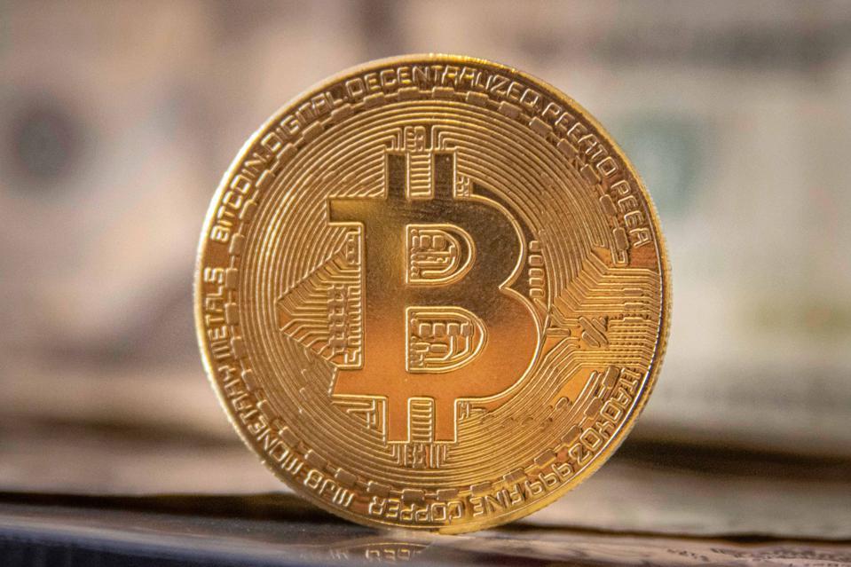 Bitcoin vượt mốc 50.000 USD: Kỷ lục lịch sử, nỗi sợ nổ tung