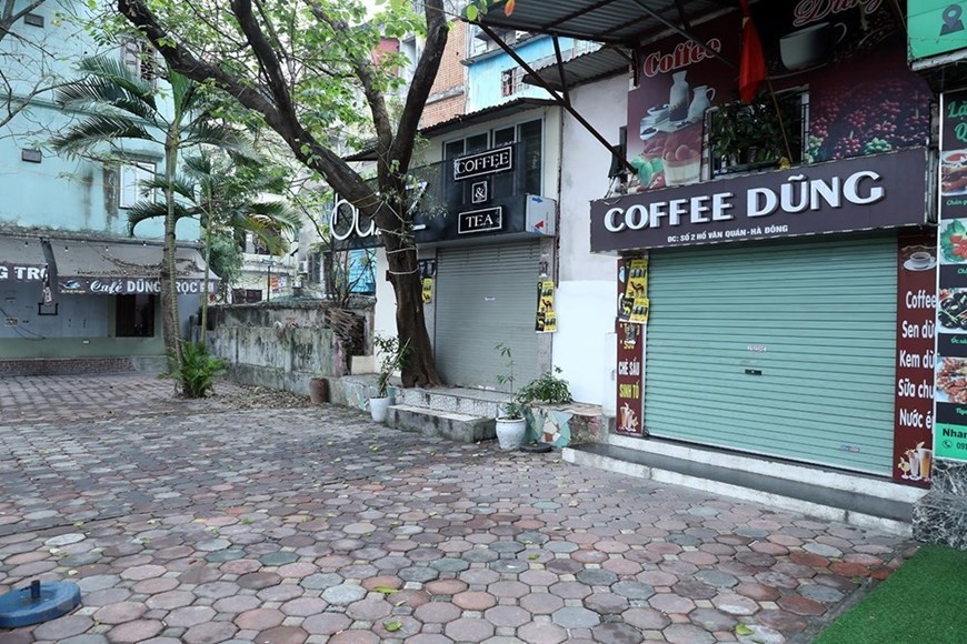 Hanoi closes sidewalk eateries, cafés to curb COVID-19 spread