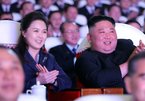 Vợ ông Kim Jong Un tái xuất sau hơn một năm vắng bóng