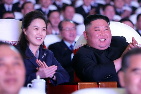 Vợ ông Kim Jong Un tái xuất sau hơn một năm vắng bóng