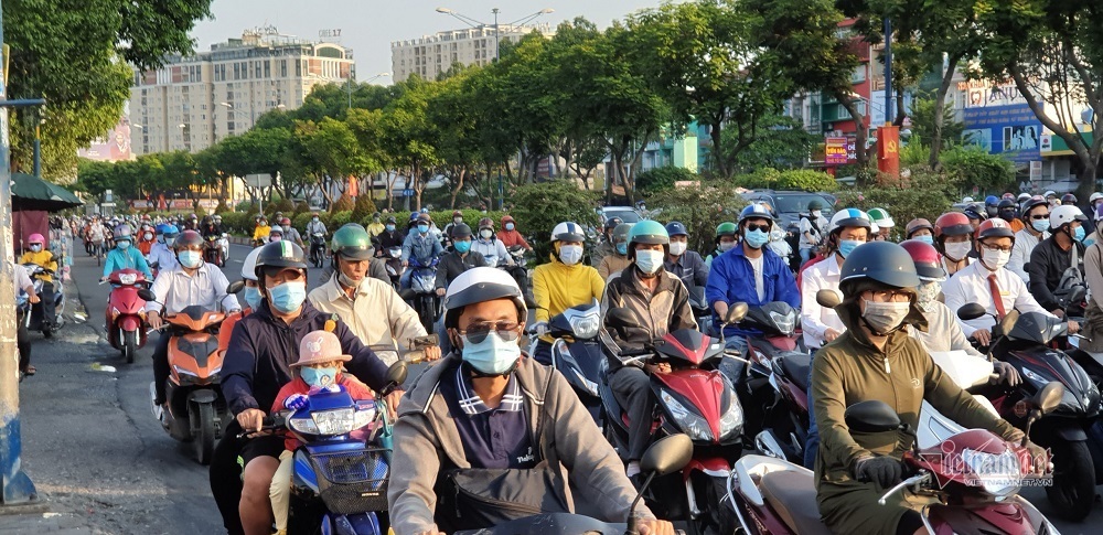 Đường phố Sài Gòn đông đúc ngày làm việc đầu năm