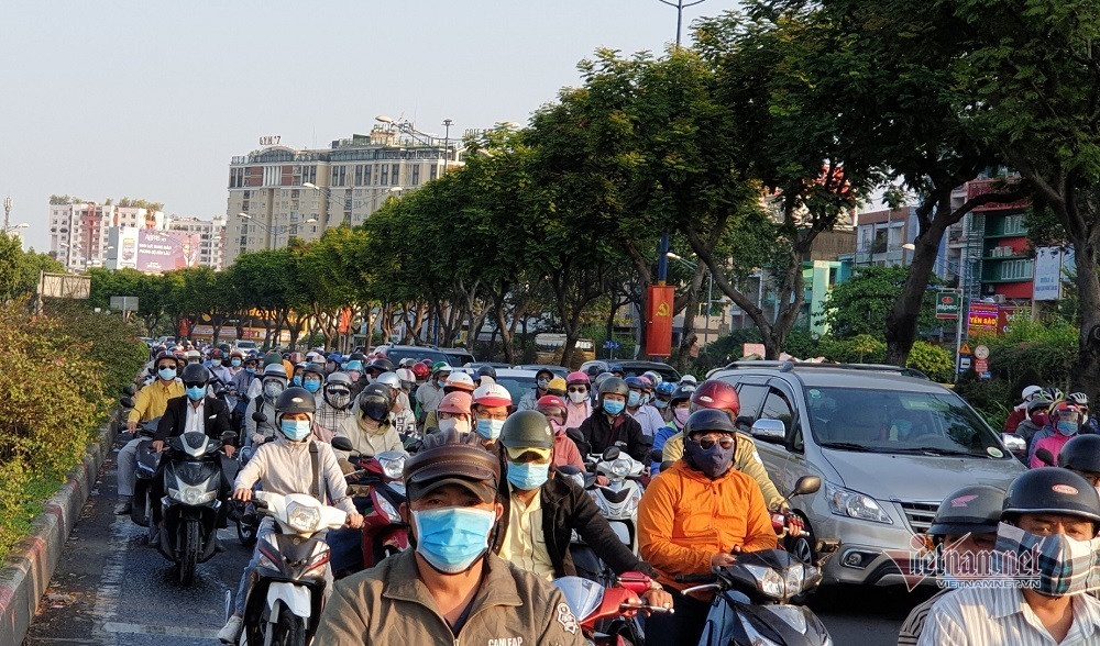 Đường phố Sài Gòn đông đúc ngày làm việc đầu năm