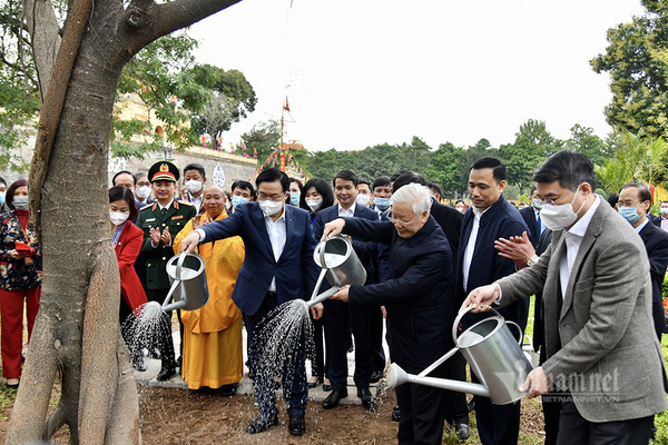 Party Chief and President Nguyen Phu Trong plants trees, takes a walk at Thang Long royal citadel