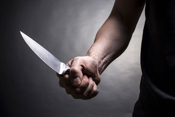 Bị người lạ cầm dao, vung nồi tấn công bất ngờ ở Hà Nội