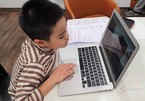 Trẻ ‘mờ mắt’ vì học online cả ngày trước máy tính