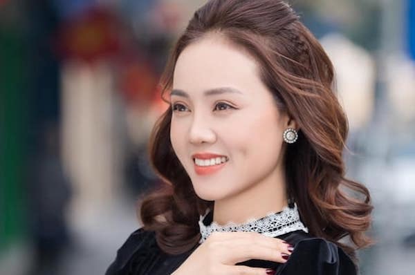 Vợ NSND Công Lý trẻ đẹp ở tuổi 33