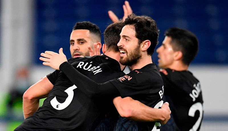 Thổi bay Everton, Man City