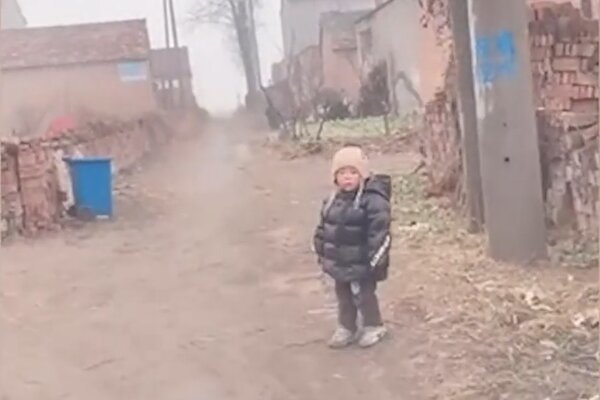 Bé 2 tuổi đứng cổng làng chờ bố mẹ về quê ăn Tết, dân mạng xót xa