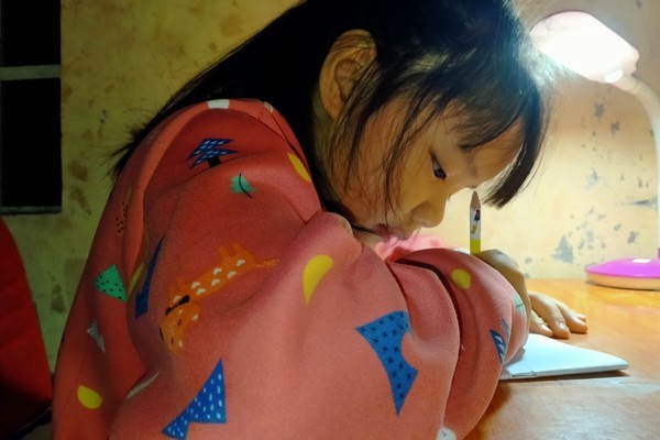 Bán sạch nhà cửa, cha mẹ vẫn thiếu tiền cho con phẫu thuật não