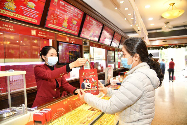 Bảo Tín Minh Châu đẩy mạnh các biện pháp phòng dịch ở cửa hàng