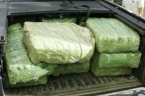 Đại ca Hà Thành ‘ôm’ 6 bánh ma túy, cố thủ trong chiếc Ford-Escepe