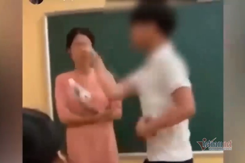 Clip nam sinh tát cô giáo trên bục giảng là có thật