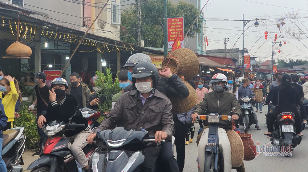 Bất chấp lệnh dừng họp chợ, du khách vẫn tìm đến mua may ở chợ Viềng