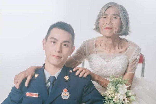 Chuyện cảm động đằng sau bộ ảnh cưới của ‘cặp đôi’ lệch 61 tuổi