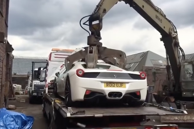 Cảnh sát Anh bị kiện vì phá hủy siêu xe Ferrari