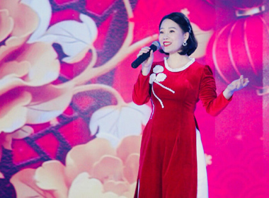 BÊN ANH MÙA XUÂN