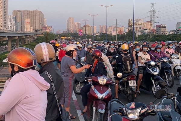 Thi thể người phụ nữ nổi dưới chân cầu Sài Gòn