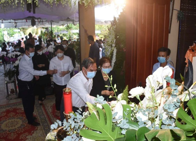 Người dân viếng nguyên Phó Thủ tướng Trương Vĩnh Trọng tại quê nhà