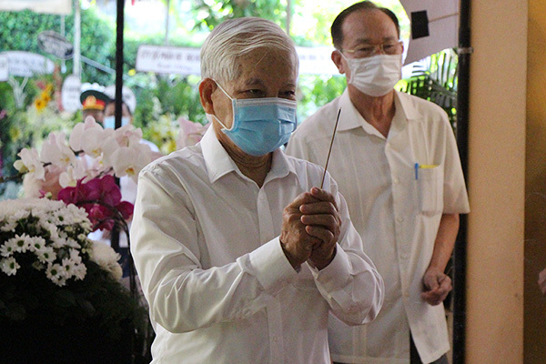 Nguyên Chủ tịch nước Nguyễn Minh Triết cùng nhân dân tiễn biệt nguyên Phó Thủ tướng Trương Vĩnh Trọng