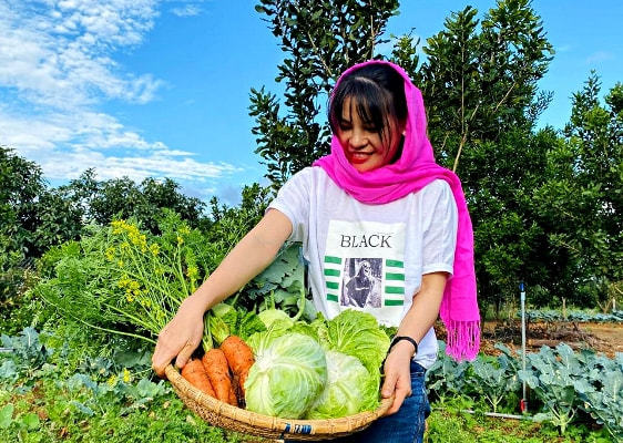 Fleeing the city, woman moves to mountainous area to farm, be close to nature