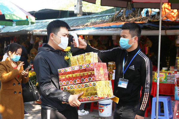 Đo thân nhiệt cho hàng vạn người đến lễ đền ông Hoàng Mười