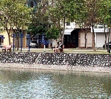 Hôn nhau ở công viên giữa đại dịch, đôi trẻ Hải Dương bị phạt 4 triệu đồng