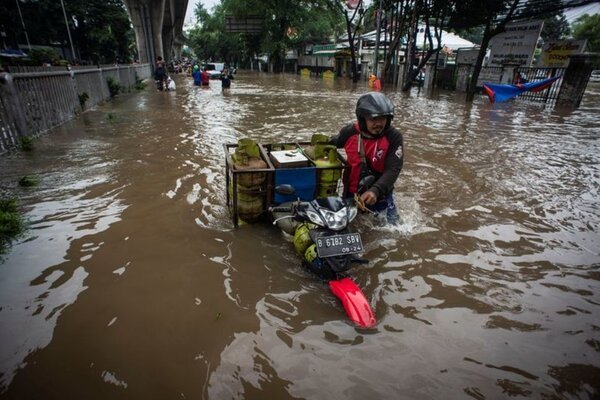 Thủ đô Indonesia ngập lụt, hàng nghìn người đi sơ tán