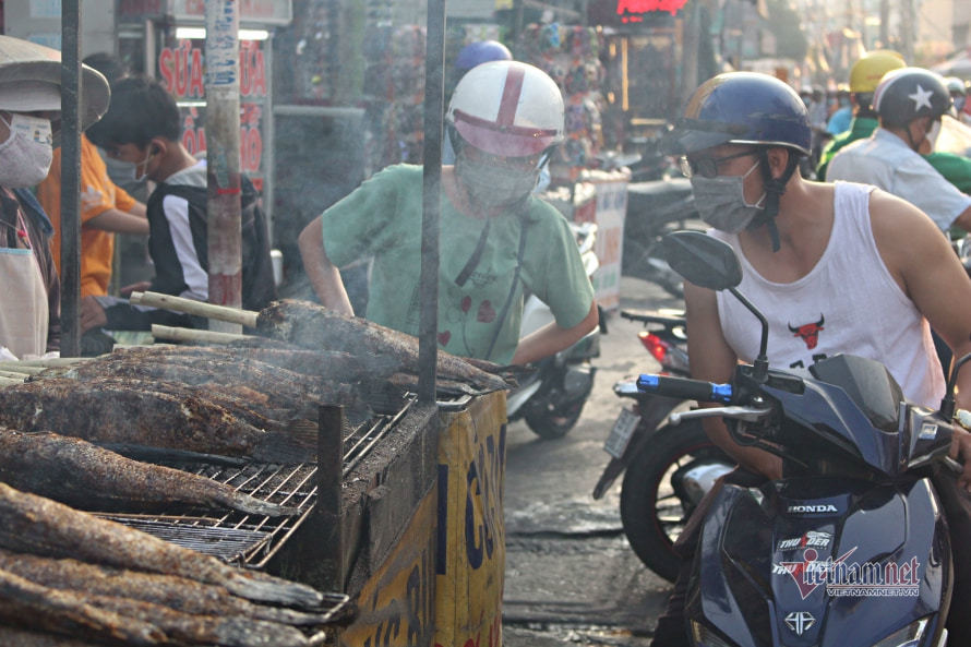 Phố cá lóc nướng ở Sài Gòn 'cháy hàng' ngày vía Thần Tài