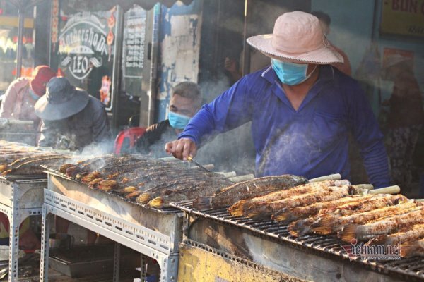 Saigon's broiled snakehead fish street busy on God of Wealth Day