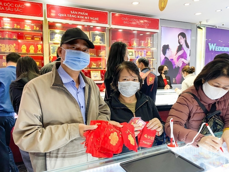 Hãng vàng trúng đậm: Bán online tăng 6 lần, khách vẫn chen kín cửa hàng