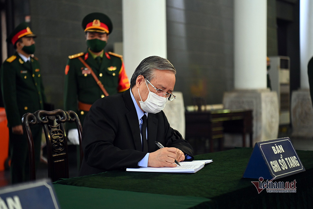 Thủ tướng Nguyễn Xuân Phúc cùng lãnh đạo Đảng, Nhà nước viếng ông Trương Vĩnh Trọng