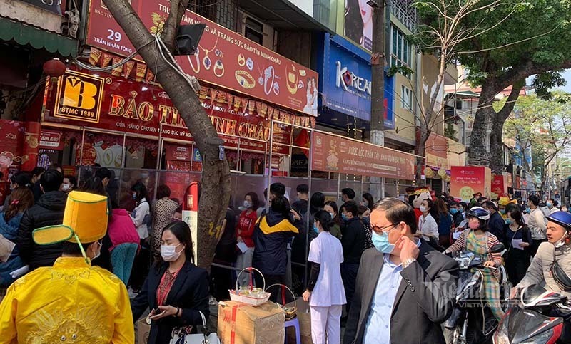 People flock to buy gold on the God of Wealth Day