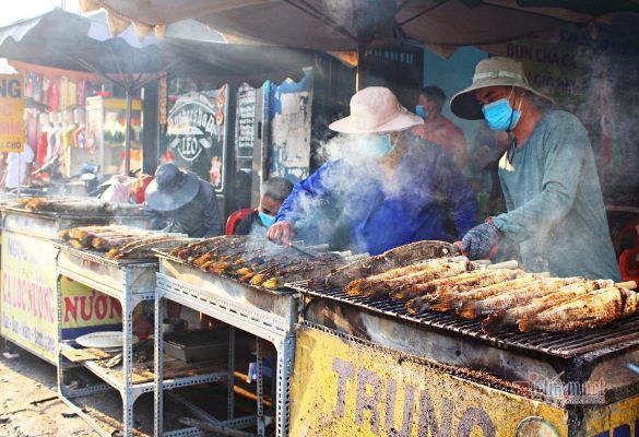 Xuyên đêm nướng cá lóc, thu cả trăm triệu đồng ngày vía Thần Tài