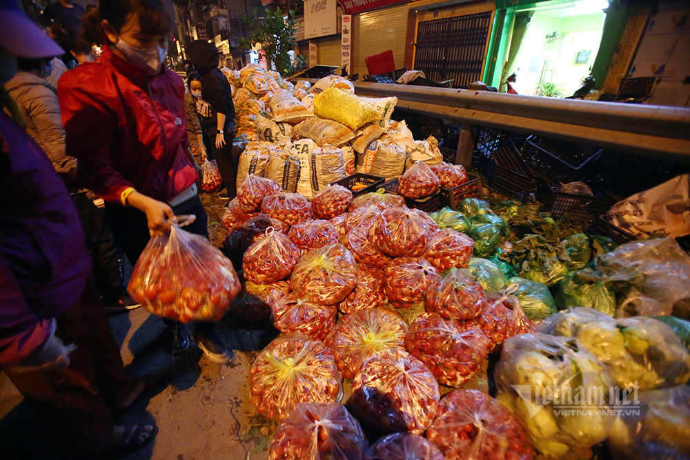 Một đêm giải cứu: 250 tấn rau, 10 vạn trứng gà Hải Dương về Hà Nội