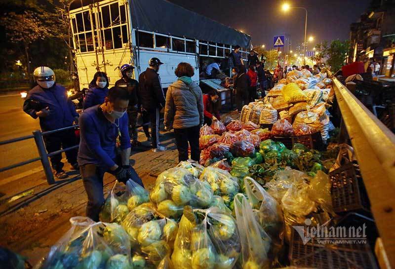 Một đêm giải cứu: 250 tấn rau, 10 vạn trứng gà Hải Dương về Hà Nội