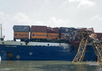 Tàu container tông gãy đôi cần cẩu thi công cầu Phước Khánh