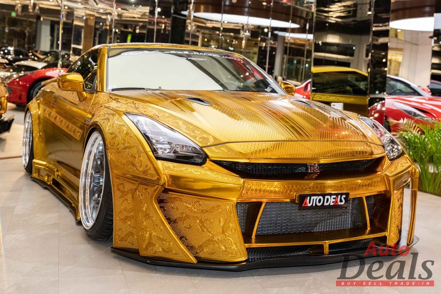 Nissan GT-R sơn màu vàng nổi bật được rao bán tại Dubai
