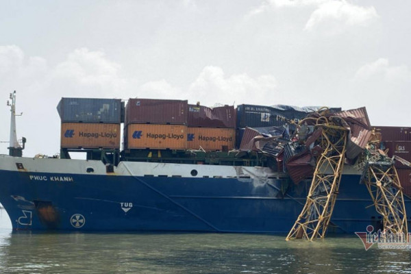 Điều tra vụ tàu container đâm cẩu tháp cầu Phước Khánh gãy đôi