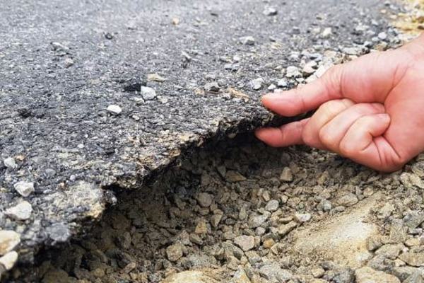 Huyện bức xúc vì doanh nghiệp hoàn trả đường theo kiểu ‘làm cho có’