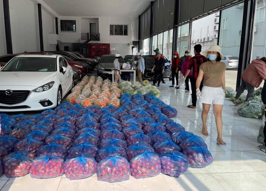 Giải cứu Hải Dương: Nữ giám đốc cả ngày bốc vác, ông chủ biến showroom ô tô thành vựa rau củ