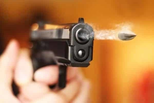 Giang hồ nổ súng, rượt đuổi nhau bằng ô tô trên phố ở Hà Nội