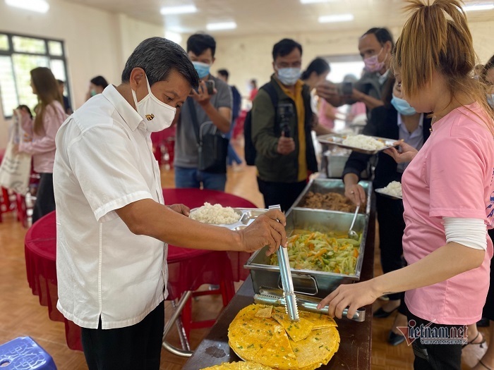 Mr Doan Ngoc Hai's 'terrible' salary after 30 minutes of helping the restaurant in Hue