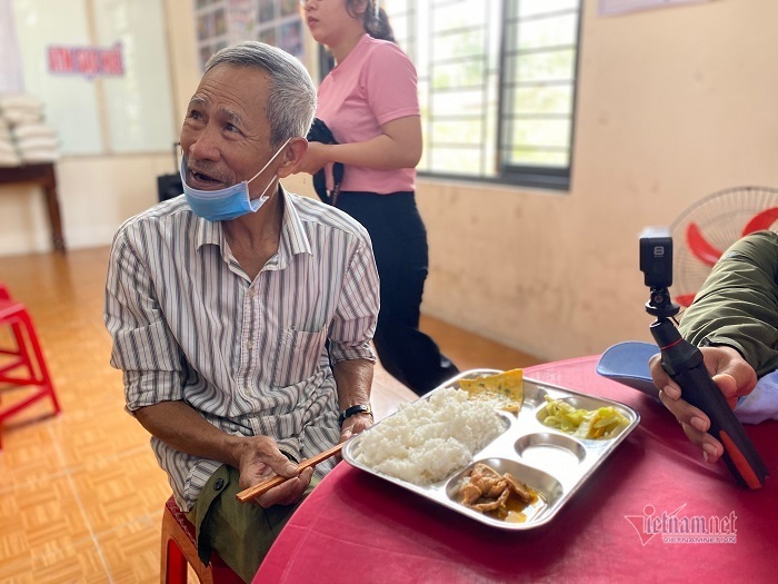 Mr Doan Ngoc Hai's 'terrible' salary after 30 minutes of helping the restaurant in Hue