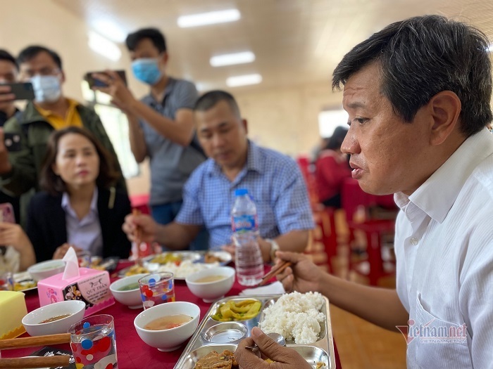 Mr Doan Ngoc Hai's 'terrible' salary after 30 minutes of helping the restaurant in Hue