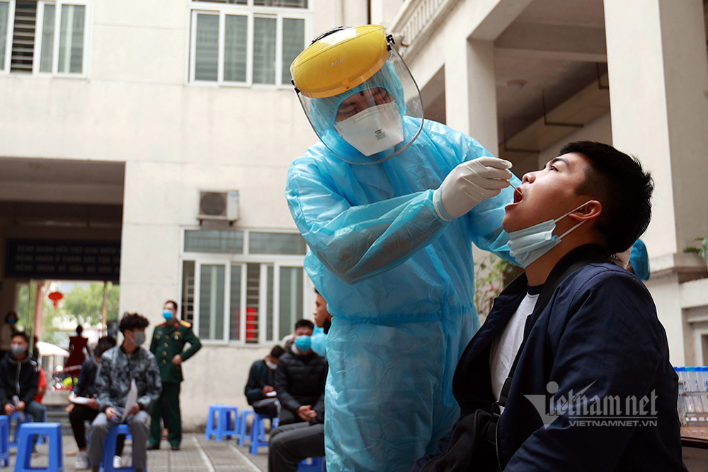 Hanoi's young men get Covid tests before joining the army