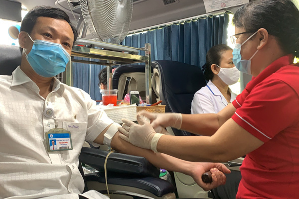 Bác sĩ tham gia hiến máu giữa mùa dịch Covid-19