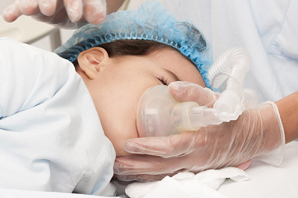 Bác sĩ phẫu thuật khối u trong bụng bé gái 1 ngày tuổi